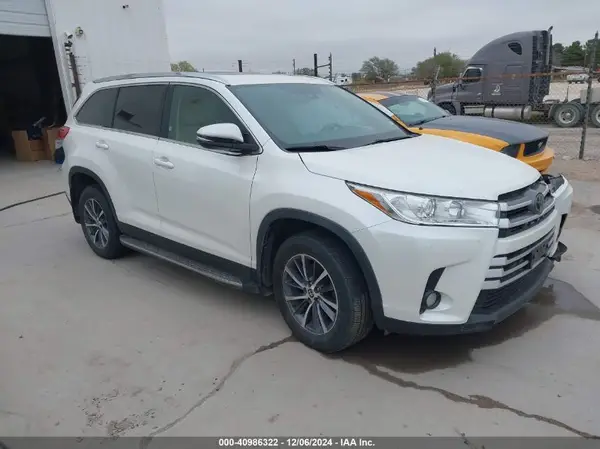 5TDKZRFH3KS366017 2019 TOYOTA HIGHLANDER - Image 1