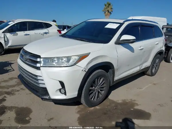 5TDKZRFH3KS552074 2019 TOYOTA HIGHLANDER - Image 2