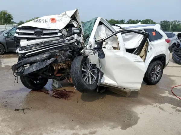 5TDKZRFH3KS552544 2019 TOYOTA HIGHLANDER - Image 1