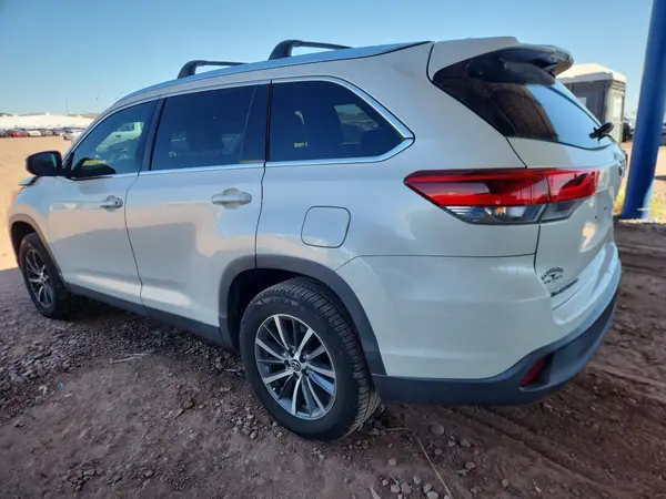 5TDKZRFH3KS553791 2019 TOYOTA HIGHLANDER - Image 2