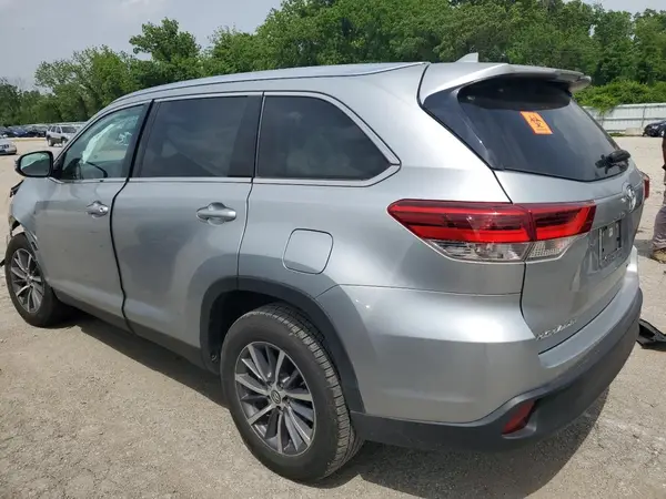 5TDKZRFH3KS555086 2019 TOYOTA HIGHLANDER - Image 2