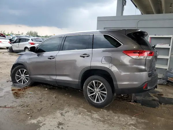 5TDKZRFH3KS556626 2019 TOYOTA HIGHLANDER - Image 2