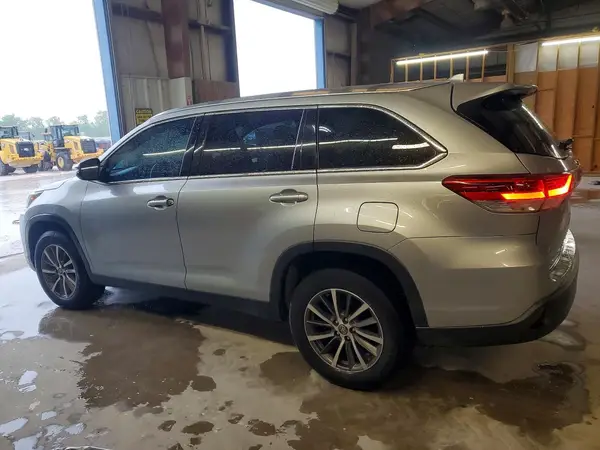 5TDKZRFH3KS559140 2019 TOYOTA HIGHLANDER - Image 2