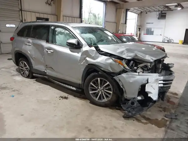 5TDKZRFH3KS559252 2019 TOYOTA HIGHLANDER - Image 1