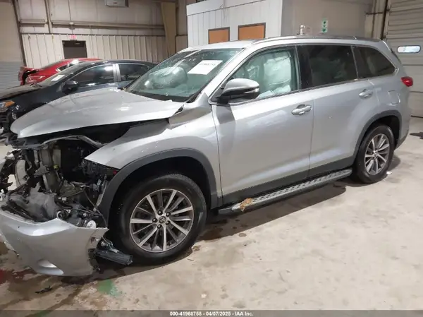 5TDKZRFH3KS559252 2019 TOYOTA HIGHLANDER - Image 2