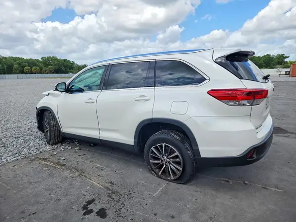 5TDKZRFH3KS561213 2019 TOYOTA HIGHLANDER - Image 2
