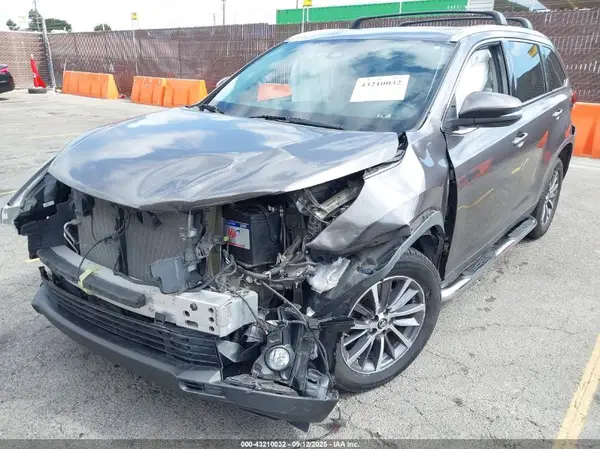 5TDKZRFH3KS563740 2019 TOYOTA HIGHLANDER - Image 2