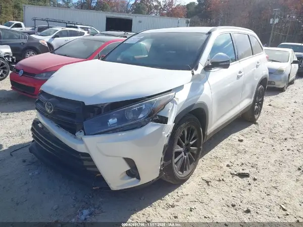 5TDKZRFH3KS565438 2019 TOYOTA HIGHLANDER - Image 2