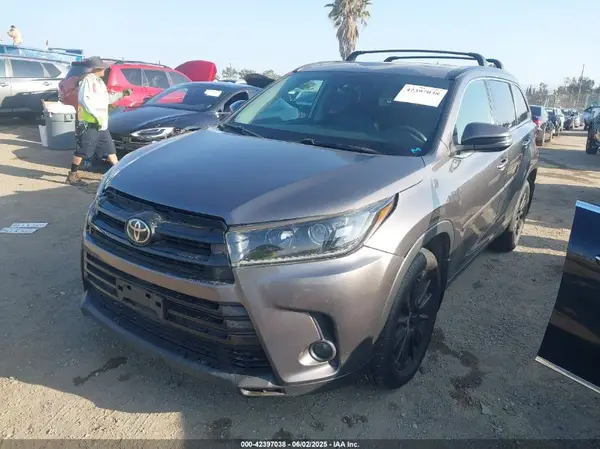 5TDKZRFH3KS568744 2019 TOYOTA HIGHLANDER - Image 2