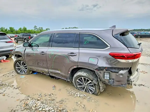 5TDKZRFH3KS569537 2019 TOYOTA HIGHLANDER - Image 2