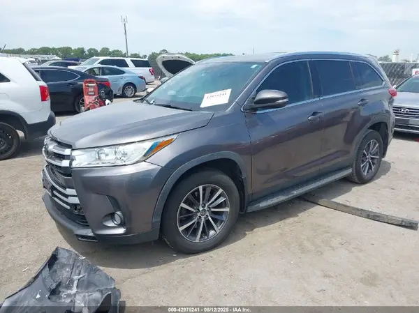 5TDKZRFH3KS569666 2019 TOYOTA HIGHLANDER - Image 2