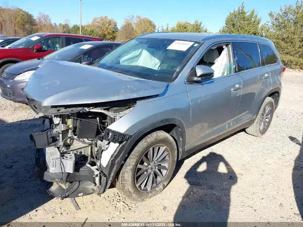 5TDKZRFH3KS572115 2019 TOYOTA HIGHLANDER - Image 2