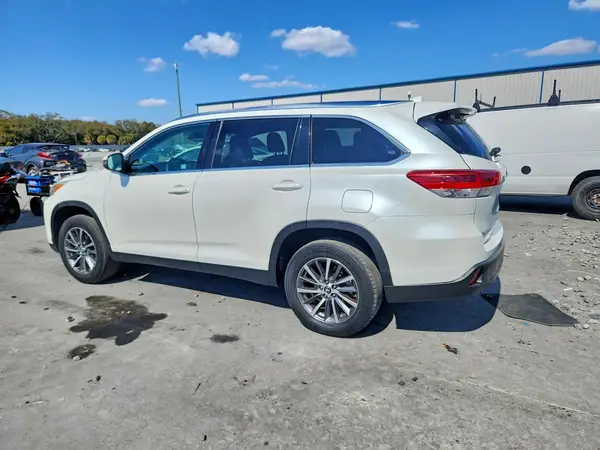 5TDKZRFH3KS572650 2019 TOYOTA HIGHLANDER - Image 2