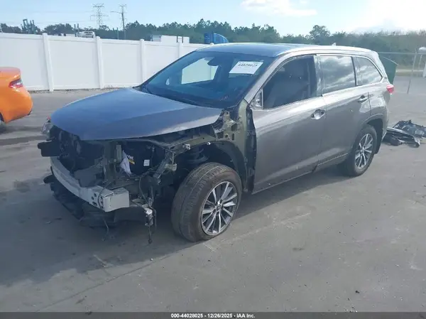 5TDKZRFH4HS187574 2017 TOYOTA HIGHLANDER - Image 2