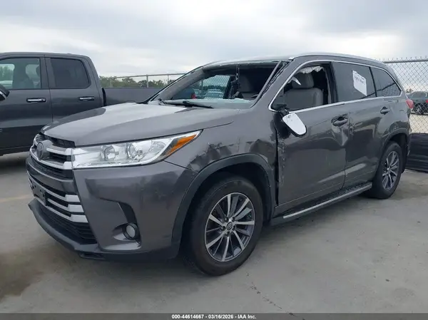 5TDKZRFH4HS198770 2017 TOYOTA HIGHLANDER - Image 2