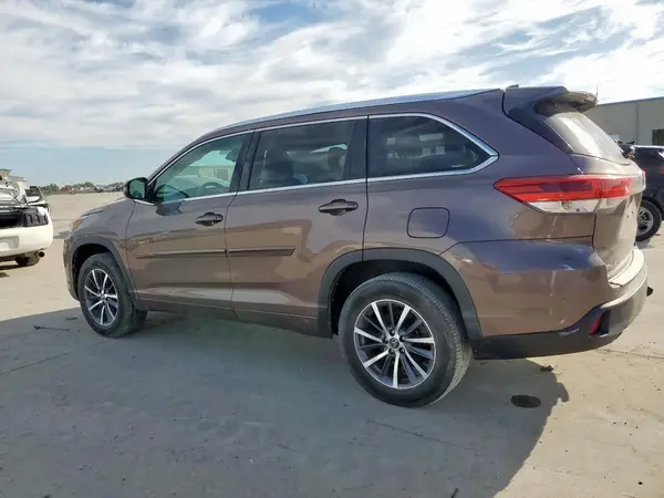 5TDKZRFH4HS208438 2017 TOYOTA HIGHLANDER - Image 2