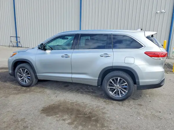 5TDKZRFH4HS218354 2017 TOYOTA HIGHLANDER - Image 2