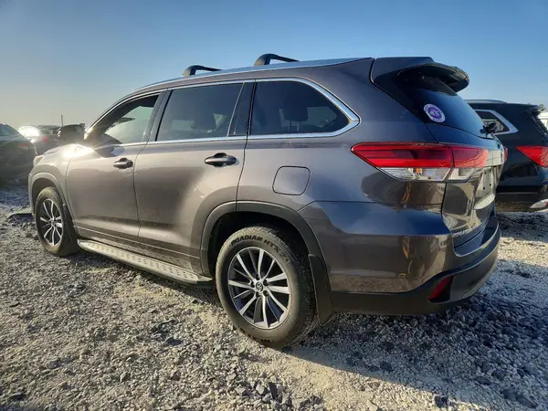 5TDKZRFH4HS218631 2017 TOYOTA HIGHLANDER - Image 2