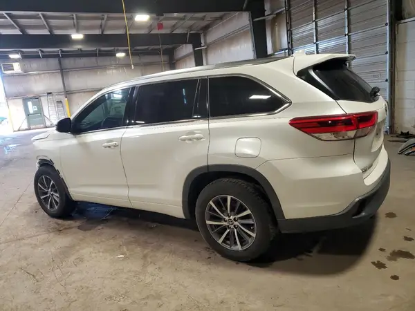 5TDKZRFH4HS508416 2017 TOYOTA HIGHLANDER - Image 2