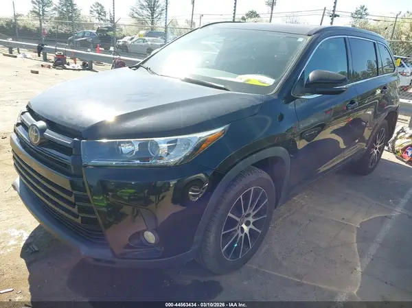 5TDKZRFH4HS508996 2017 TOYOTA HIGHLANDER - Image 2