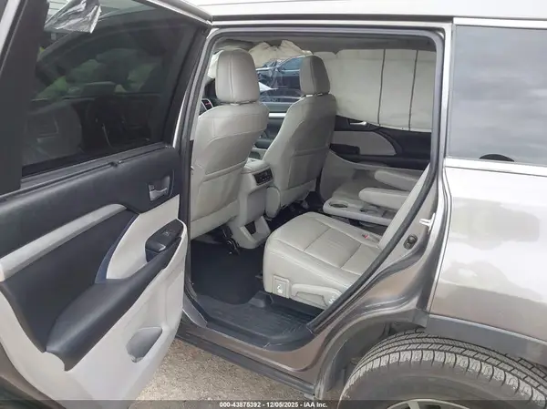 2017 TOYOTA HIGHLANDER auction photo 7