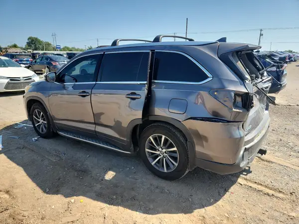 5TDKZRFH4HS512756 2017 TOYOTA HIGHLANDER - Image 2