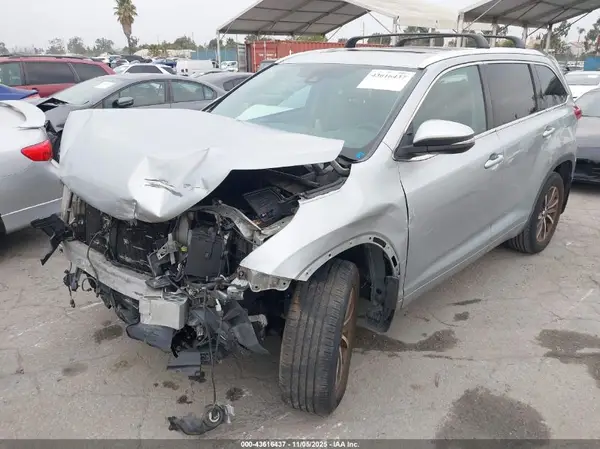 5TDKZRFH4HS514975 2017 TOYOTA HIGHLANDER - Image 2