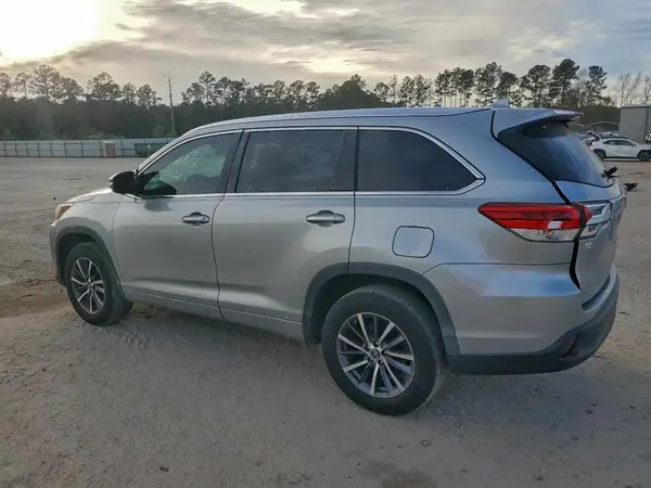 5TDKZRFH4HS516628 2017 TOYOTA HIGHLANDER - Image 2