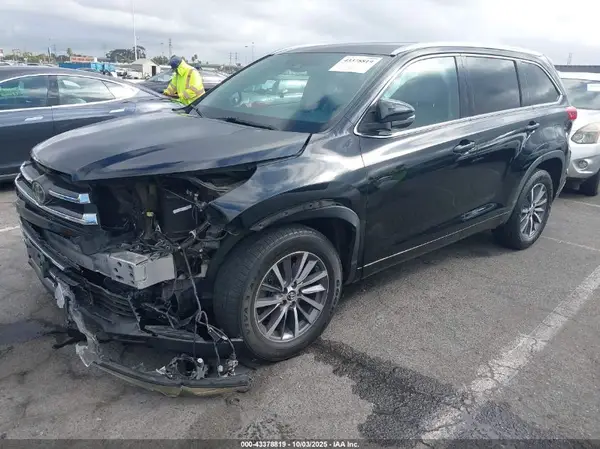 5TDKZRFH4HS516905 2017 TOYOTA HIGHLANDER - Image 2