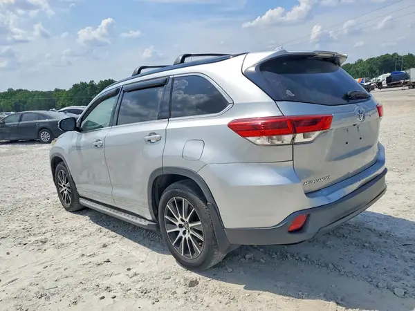 5TDKZRFH4HS517701 2017 TOYOTA HIGHLANDER - Image 2