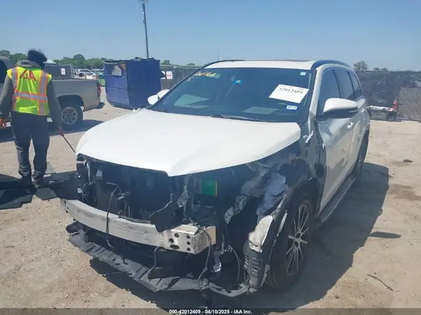 5TDKZRFH4HS518122 2017 TOYOTA HIGHLANDER - Image 2