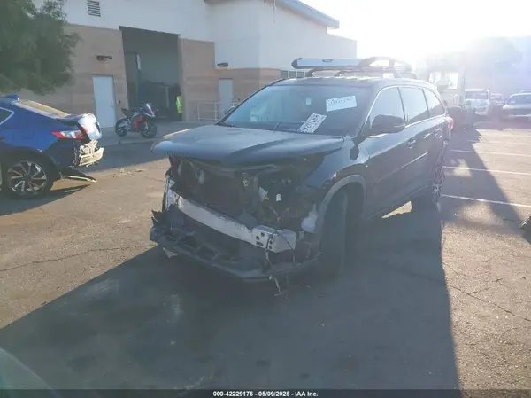 5TDKZRFH4HS520808 2017 TOYOTA HIGHLANDER - Image 2