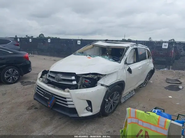 5TDKZRFH4HS521683 2017 TOYOTA HIGHLANDER - Image 2