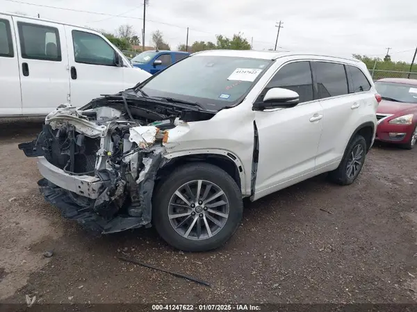5TDKZRFH4HS523384 2017 TOYOTA HIGHLANDER - Image 2