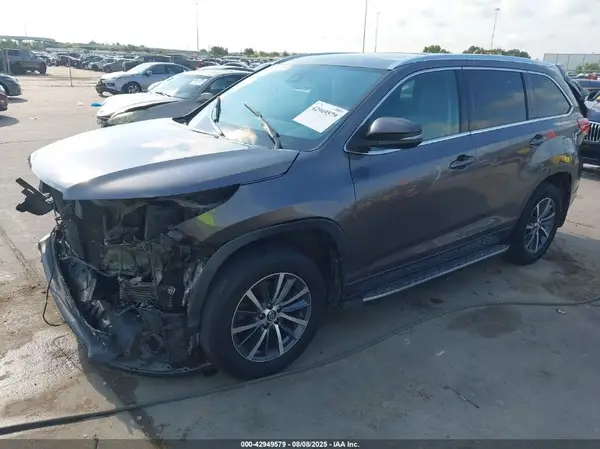 5TDKZRFH4HS523904 2017 TOYOTA HIGHLANDER - Image 2