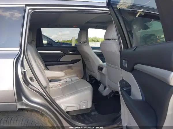 5TDKZRFH4HS523904 2017 TOYOTA HIGHLANDER - Image 8