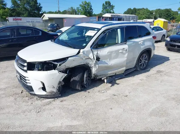 5TDKZRFH4HS525085 2017 TOYOTA HIGHLANDER - Image 2