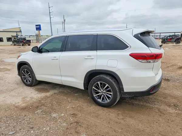 5TDKZRFH4HS525281 2017 TOYOTA HIGHLANDER - Image 2