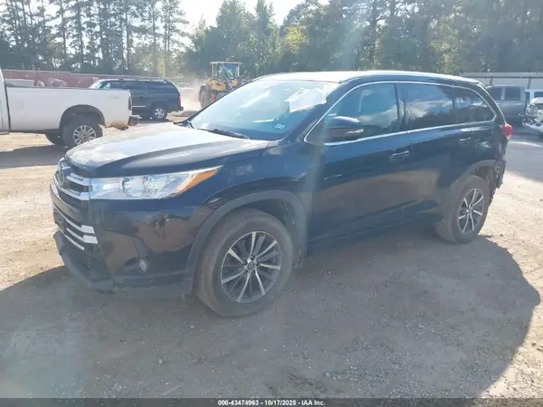 5TDKZRFH4HS525295 2017 TOYOTA HIGHLANDER - Image 2