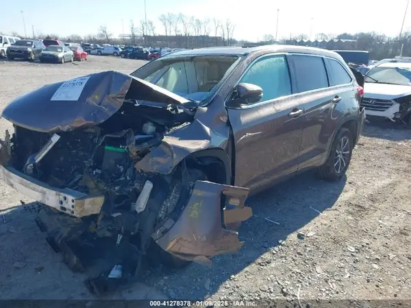 5TDKZRFH4JS240974 2018 TOYOTA HIGHLANDER - Image 2