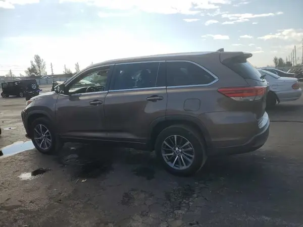 5TDKZRFH4JS247889 2018 TOYOTA HIGHLANDER - Image 2