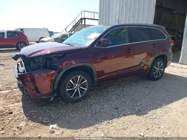 5TDKZRFH4JS250128 2018 TOYOTA HIGHLANDER - Image 2