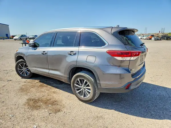 5TDKZRFH4JS258715 2018 TOYOTA HIGHLANDER - Image 2