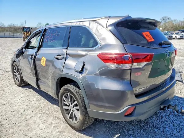 5TDKZRFH4JS265356 2018 TOYOTA HIGHLANDER - Image 2