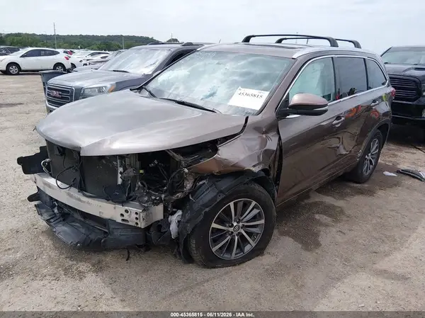 5TDKZRFH4JS265437 2018 TOYOTA HIGHLANDER - Image 2