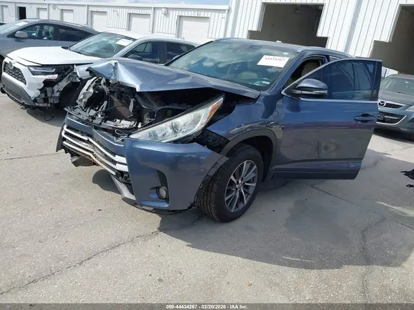 5TDKZRFH4JS267866 2018 TOYOTA HIGHLANDER - Image 2