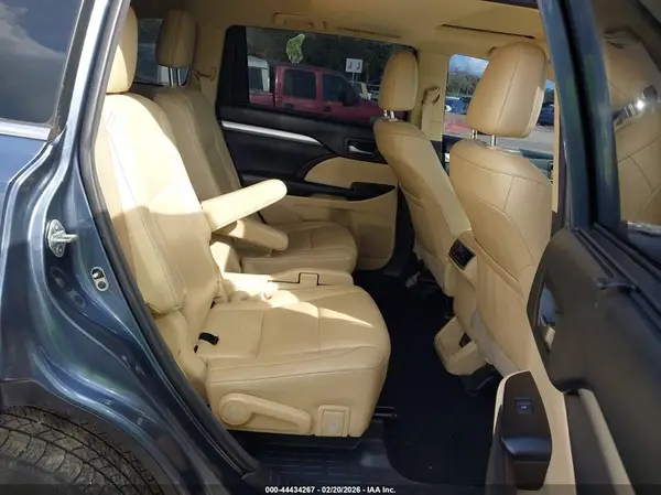 5TDKZRFH4JS267866 2018 TOYOTA HIGHLANDER - Image 8