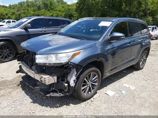 5TDKZRFH4JS272081 2018 TOYOTA HIGHLANDER - Image 2