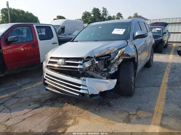5TDKZRFH4JS277328 2018 TOYOTA HIGHLANDER - Image 2