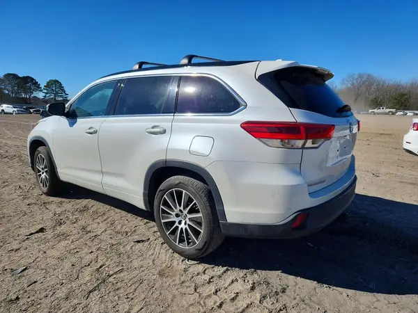 5TDKZRFH4JS285204 2018 TOYOTA HIGHLANDER - Image 2